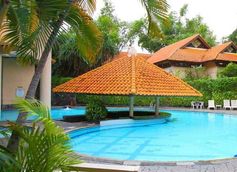 Equator Hotell Surabaya Exteriör bild